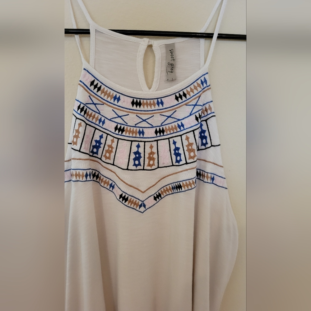 WOMAN'S SLEEVELESS TOP